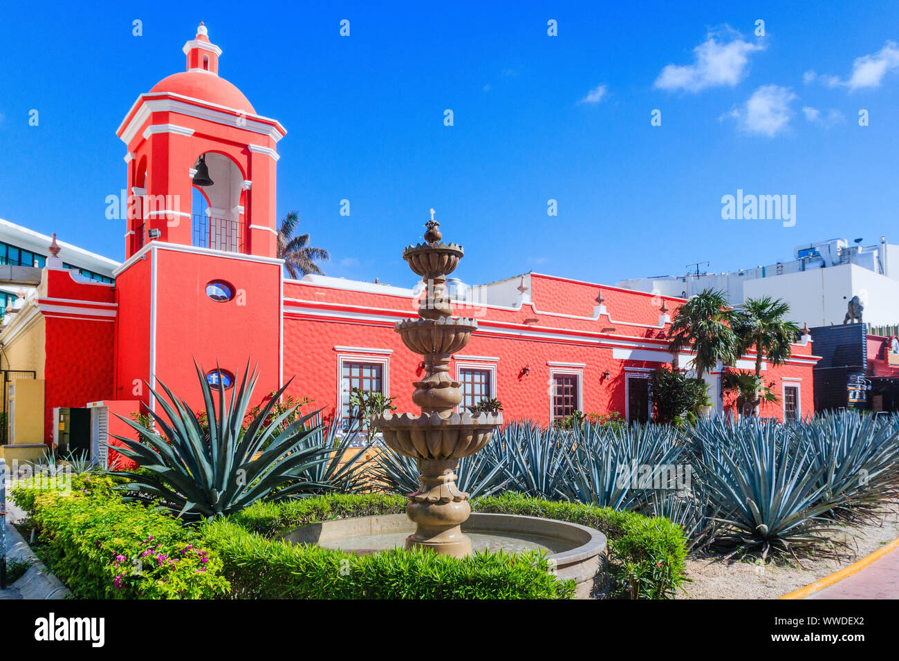 Cancun, Mexiko. Gebäude aus der Kolonialzeit und Aloe vera Plantage, Cancun, Mexiko, Yucatan Halbinsel. Stockfoto