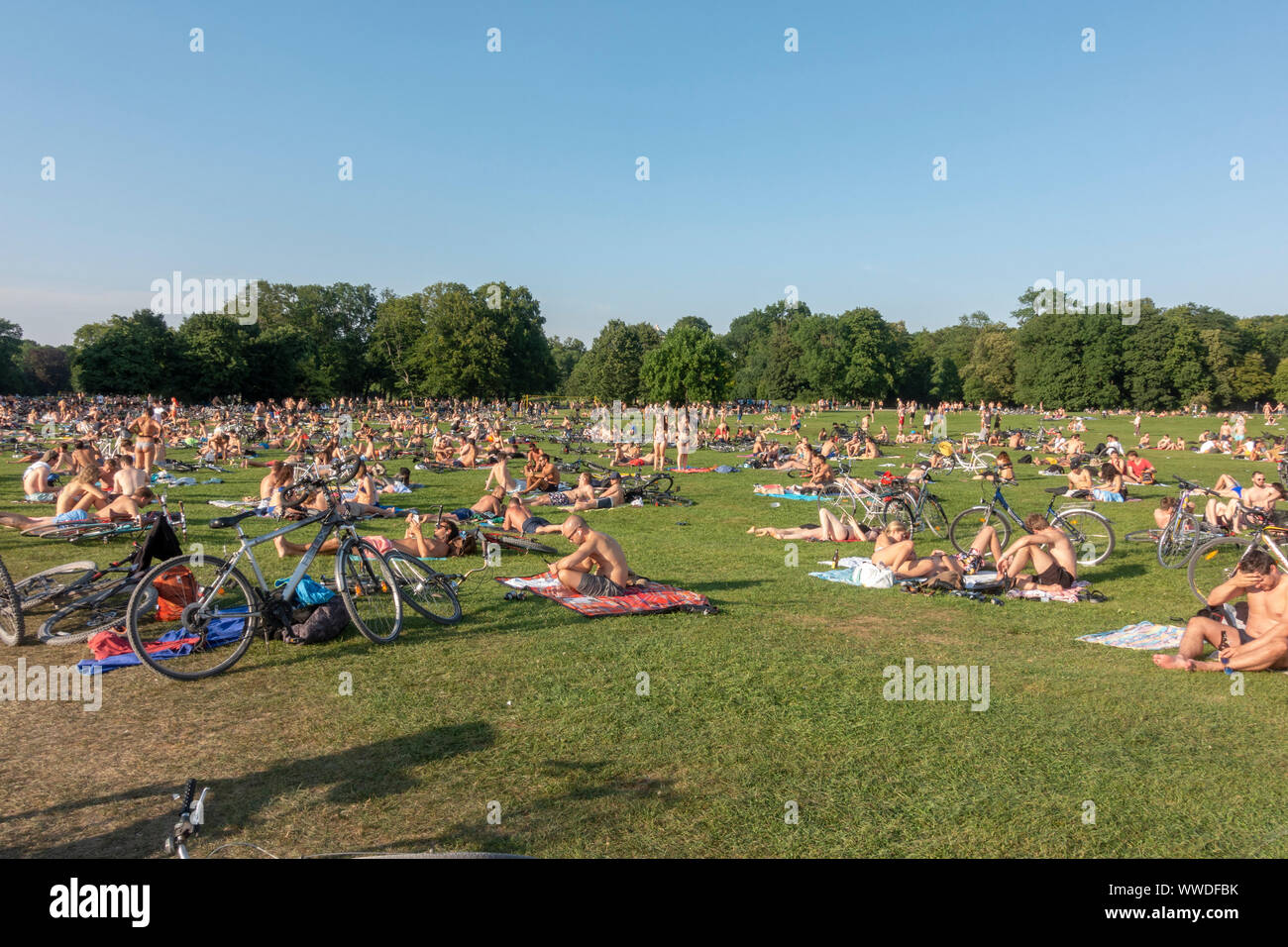 Die Menschen genießen die heißen Wetter während der Juli 2019 Hitzewelle in Englischer Garten (English Garden) in München, Bayern, Deutschland. Stockfoto