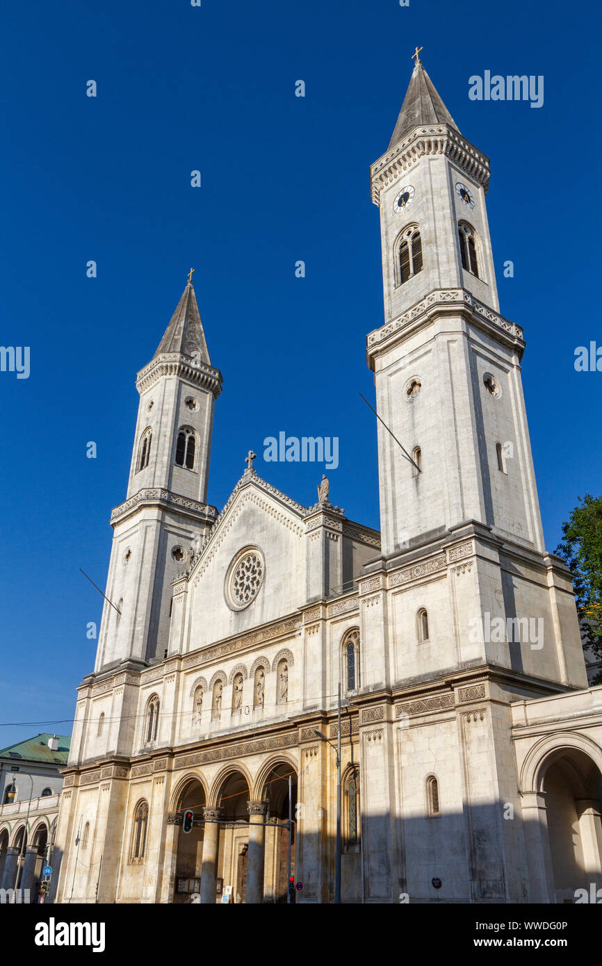 Die Twin Towers der Ludwigskirche (Die katholische Pfarr- und Universitätskirche St. Louis), ein neo-romanischen Kirche in München, Bayern, Deutschland. Stockfoto