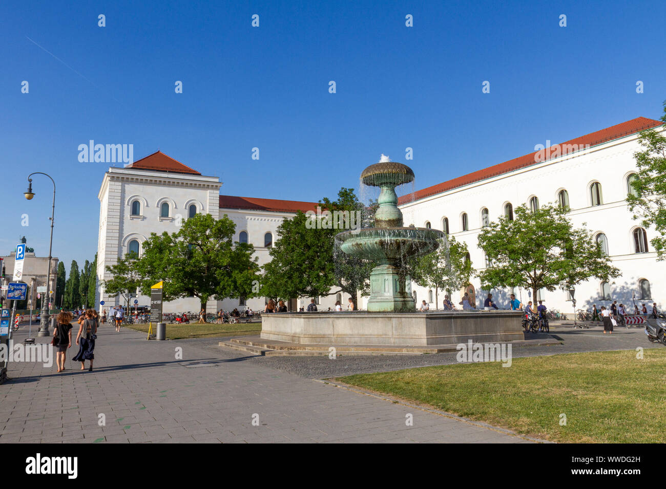 Der östlicher Schalenbrunnen vor dem Gesetz Bibliotheken der Ludwig-Maximilians-Universität München, München, Bayern, Deutschland. Stockfoto