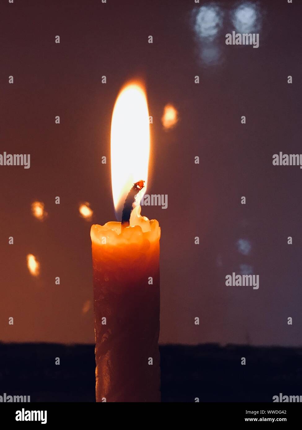 Eine brennende Kerze in Nahaufnahme Stockfoto