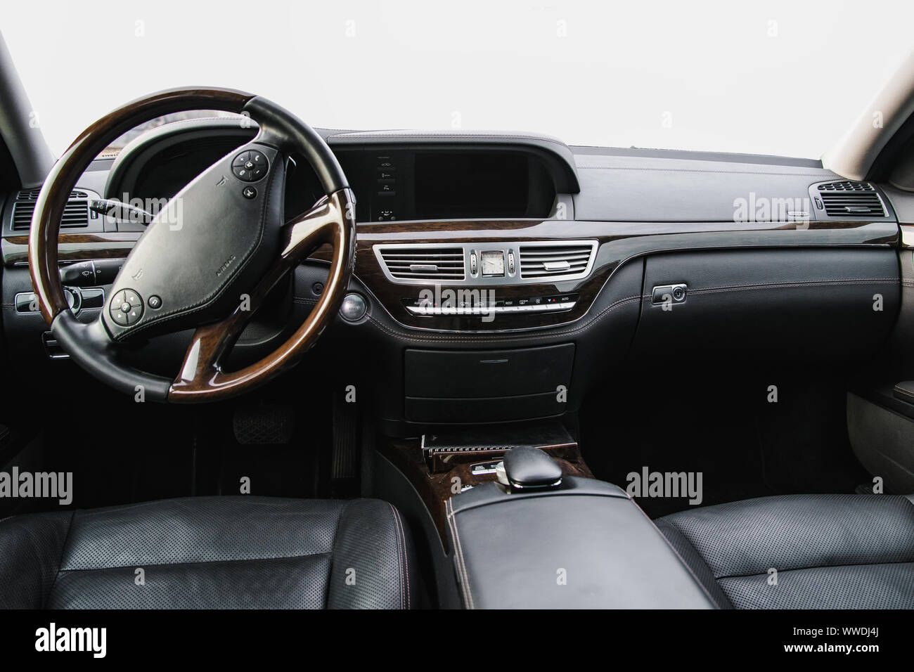 Armaturenbrett und Lenkrad eines modernen renommierten Business class Auto Stockfoto