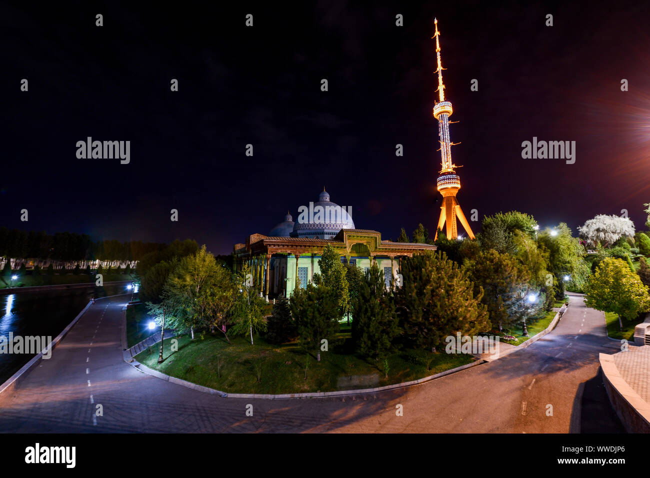 Taschkent Fernsehturm vom Park an der Gedenkstätte für die Opfer der Repression in Taschkent, Usbekistan gesehen. Stockfoto