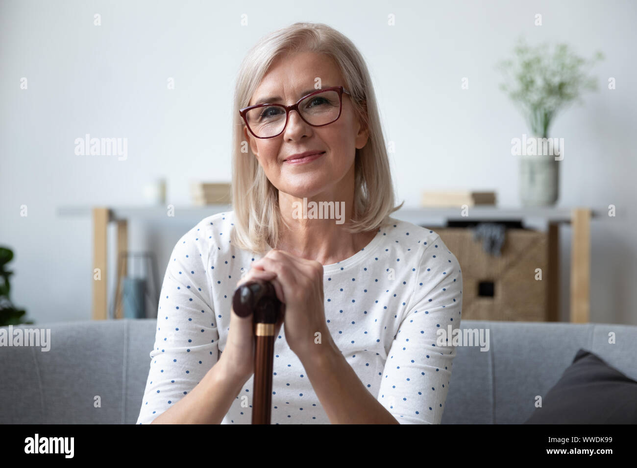 Kopf geschossen portrait Schöne ältere Frau in Gläsern mit Zuckerrohr Stockfoto