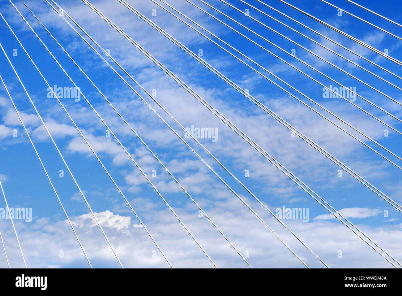 Kabel-Linien der Suspension Bridge gegen den Himmel abstrakt Hintergrund. Stockfoto