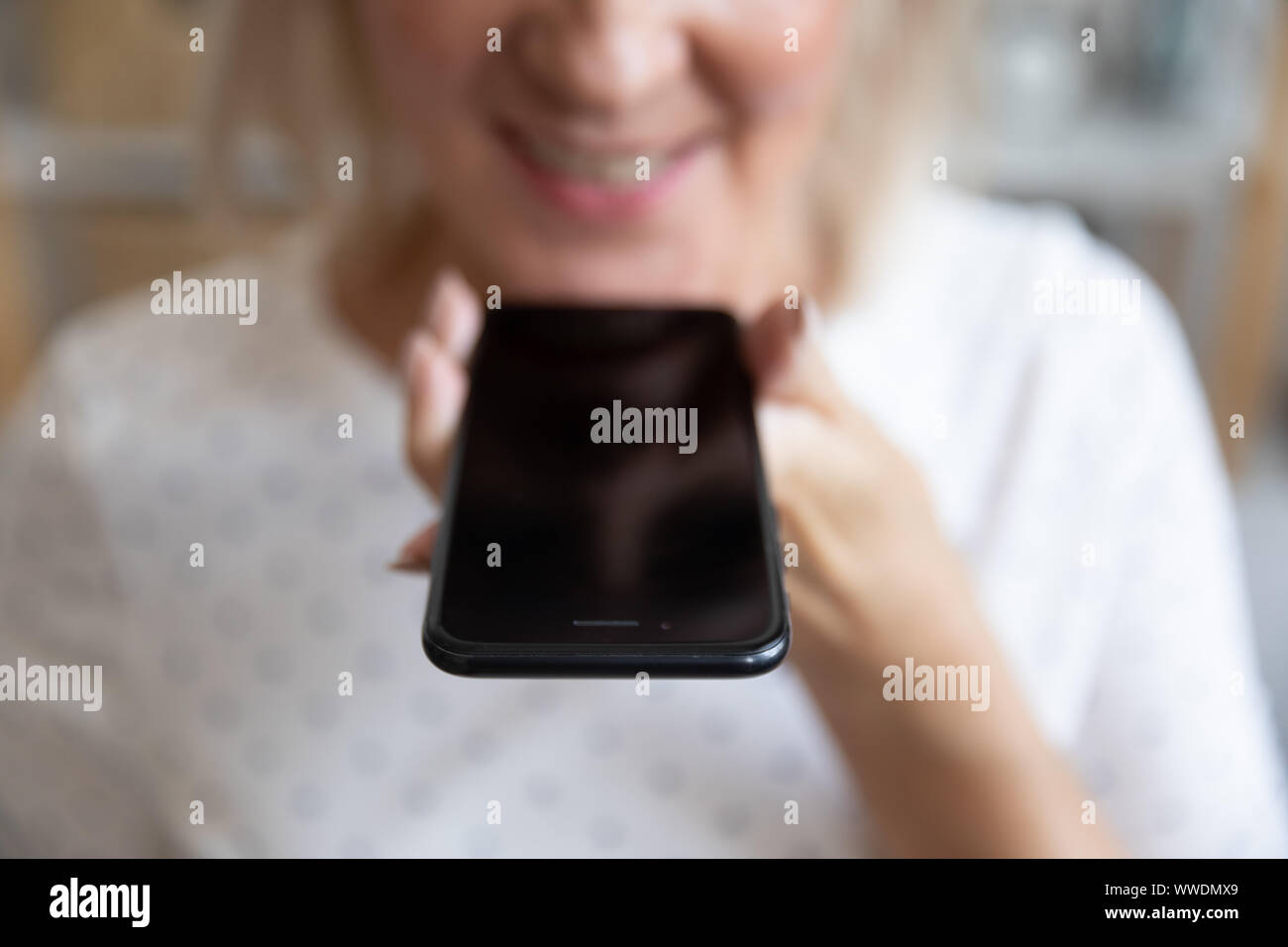 Nahaufnahme reife Frau mit Telefon, Aufzeichnung von Sprachnachrichten Stockfoto