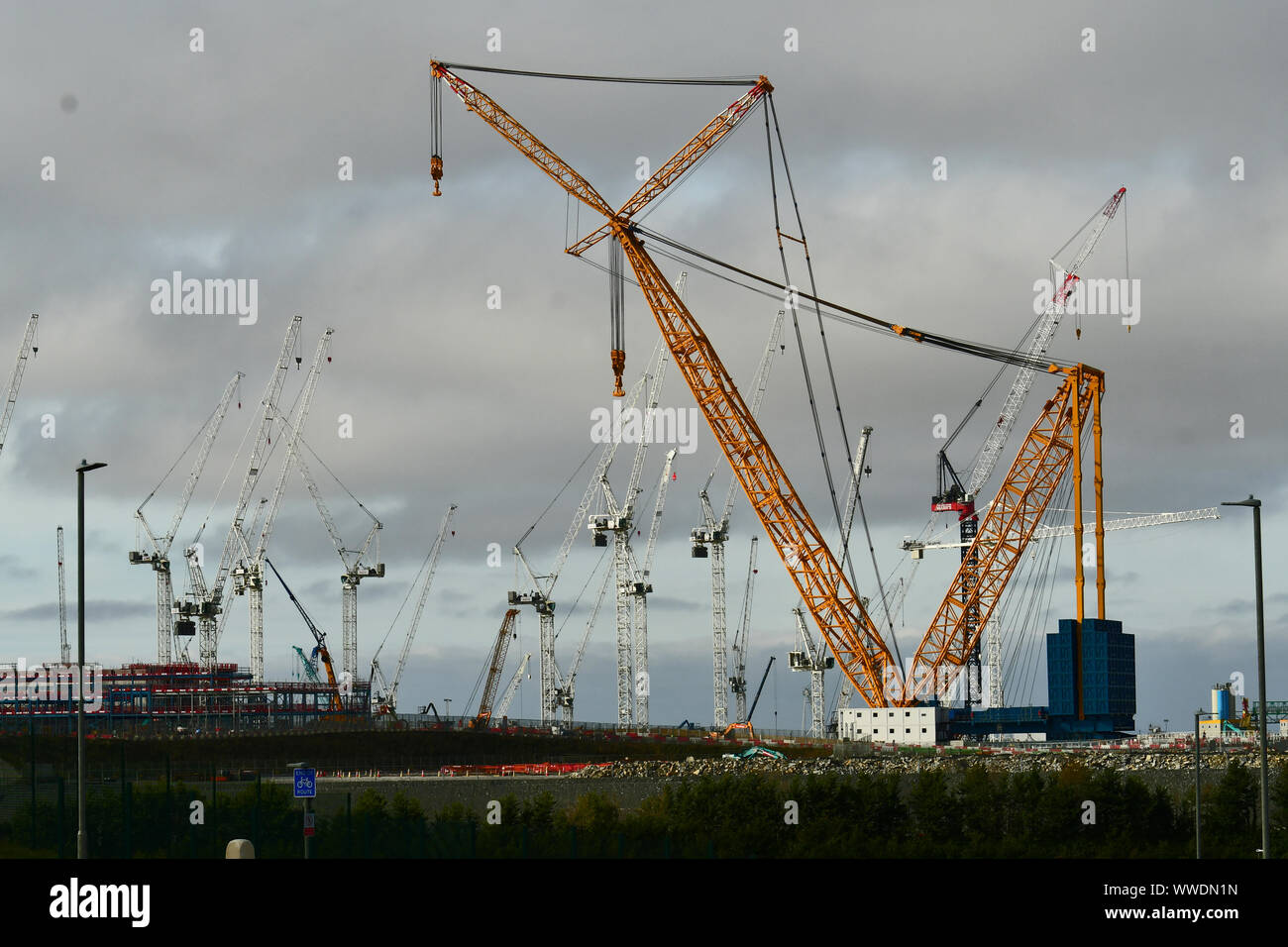 Hinkley Point, UK. 15 Sep, 2019. Treffen große Carl den Welthöchsten Kranarbeiten in Hinkley Point Power Station beginnt. Ständige 656 Fuß hoch 250 m. Credit: Robert Timoney/Alamy leben Nachrichten Stockfoto