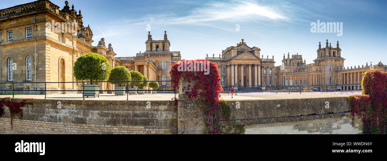 Panoramablick auf den Blenheim Palast nach dem Diebstahl von Maurizio Cattelan der Weltberühmten 18 carot Golden wc Kunstausstellung Stockfoto
