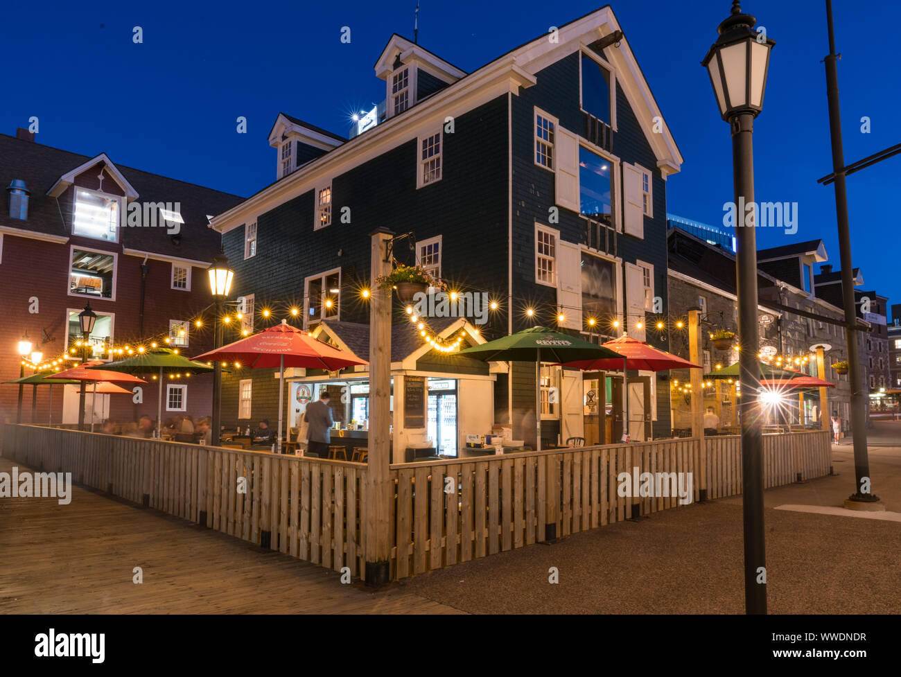 Halifax, Kanada - 18. Juni 2019: Restaurant mit Sitzplätzen im Freien entlang der Halifax, Nova Scotia Waterfront Stockfoto