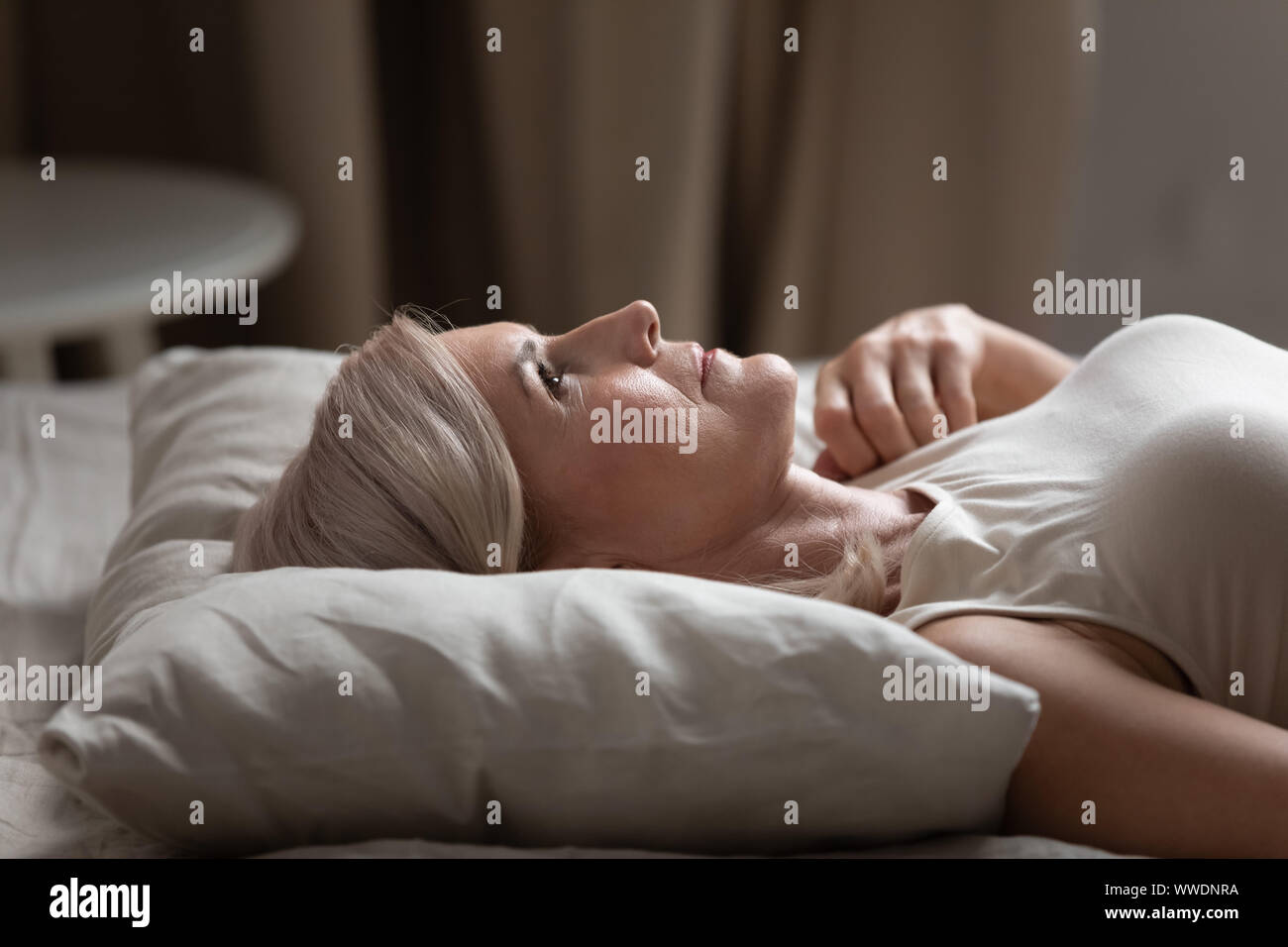 Schlaflose reife Frau im Bett liegt, unter Schlaflosigkeit leiden Stockfoto