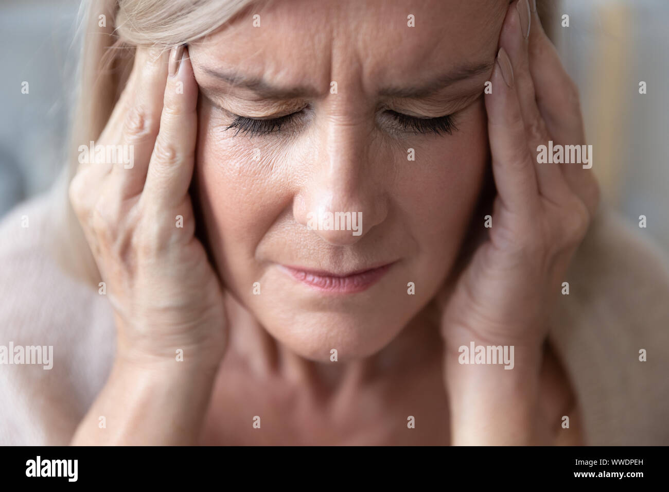 Nahaufnahme der älteren Frau Tempel berühren niedergedrückt, schlechte Gefühl Stockfoto