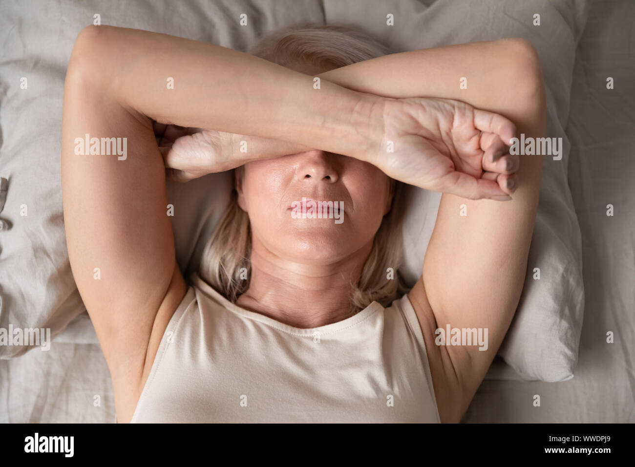 Schlaflose reife Frau leidet unter Schlaflosigkeit Nahaufnahme Stockfoto