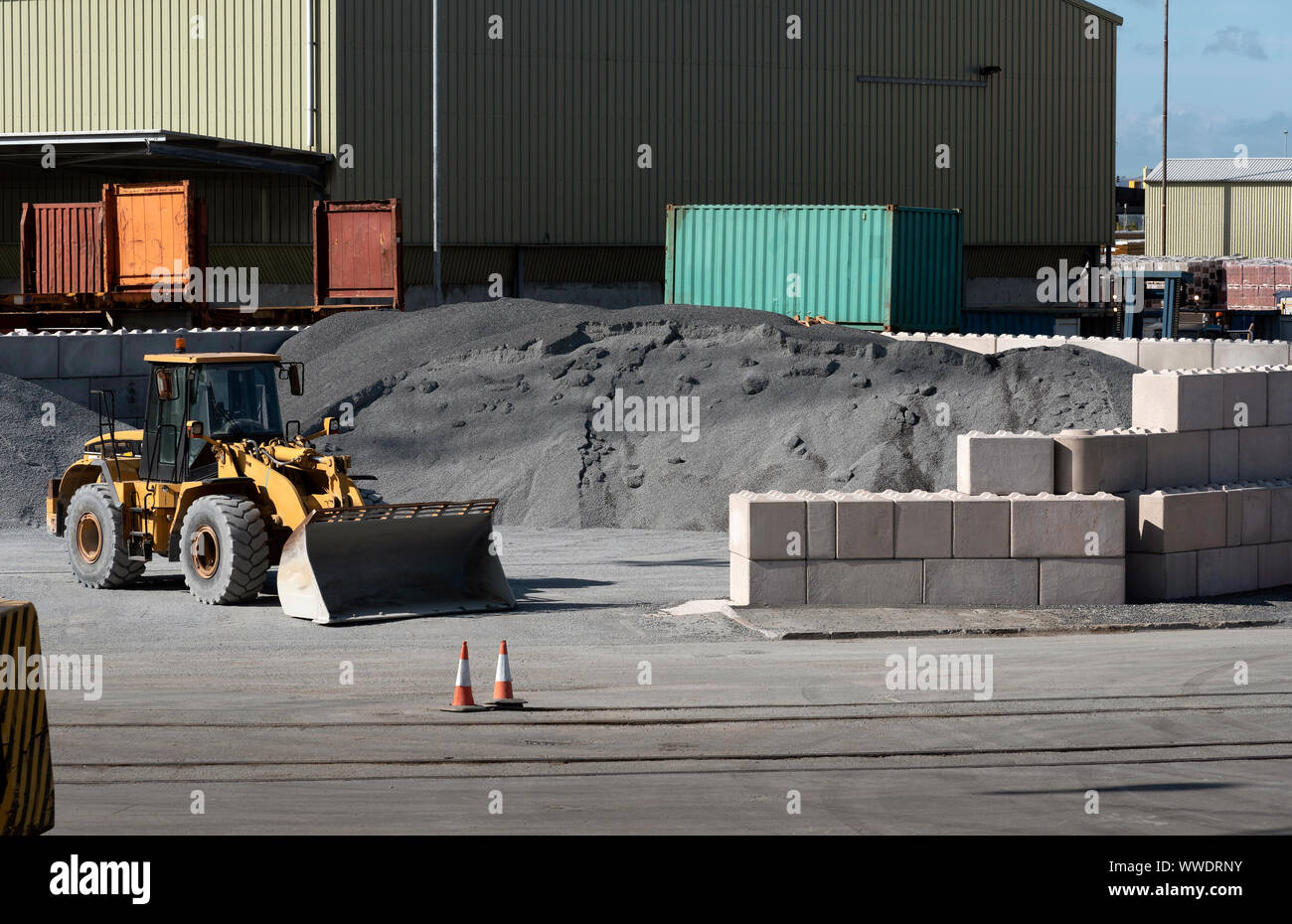 Hafen von Poole, Südengland, Großbritannien. September 2019. Traktor bewegt sich importierten industriellen Materialien am Anlegesteg. Stockfoto