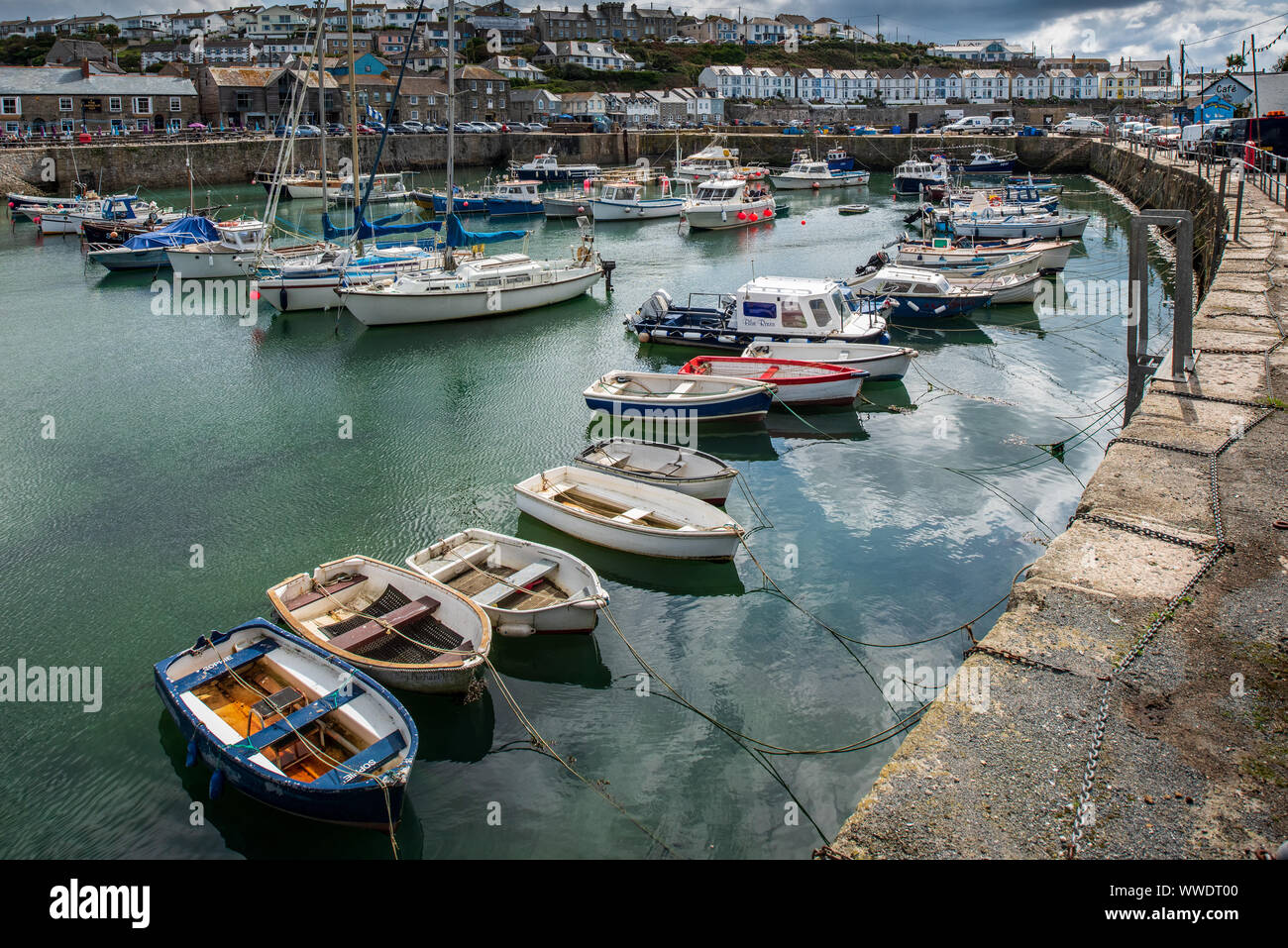 Porthleven Hafen im Süden von Cornwall. Kleine Boote innerhalb der geschützten Hafen der südlichsten Hafen arbeiten in Großbritannien. Stockfoto