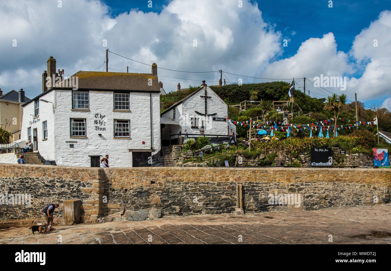 The Ship Inn Camborne Cornwall, mit Blick auf den Hafen Eingang und aus dem frühen 18. Jahrhundert. Stockfoto