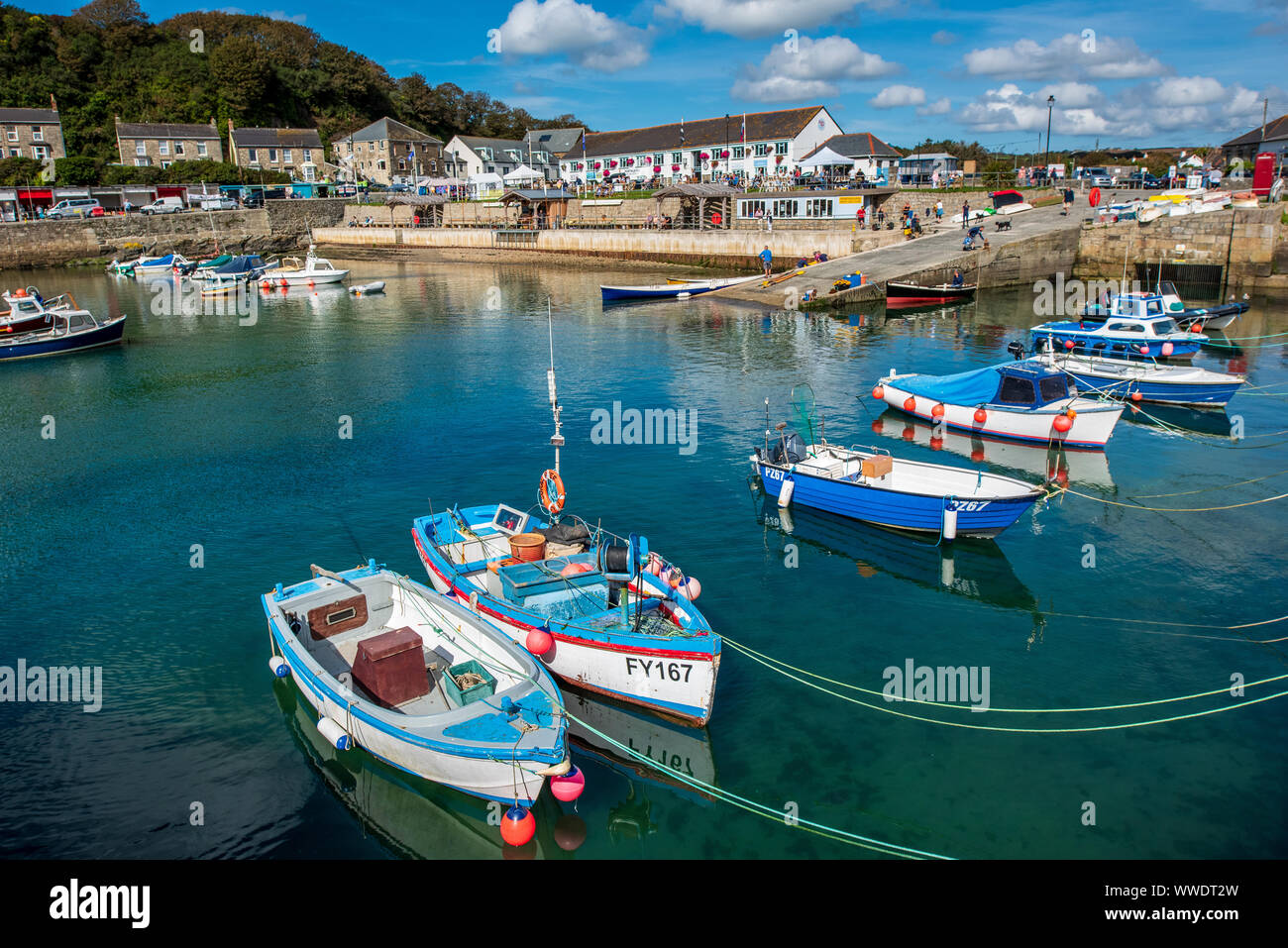 Porthleven Hafen im Süden von Cornwall. Kleine Boote innerhalb der geschützten Hafen der südlichsten Hafen arbeiten in Großbritannien. Stockfoto