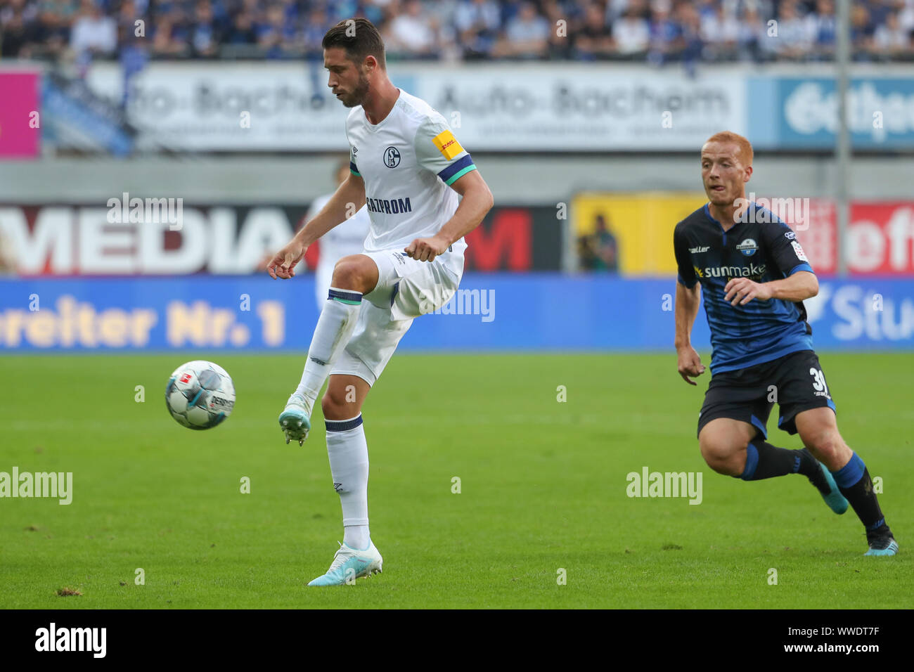 Paderborn, Deutschland. 15 Sep, 2019. Fussball: Bundesliga, SC Paderborn 07 - FC Schalke 04, 4. Spieltag in der Benteler Arena. Paderborner Sebastian Vasiliadis (r) kommt zu spät gegen Mark Uth (l) von Schalke am Ball Akzeptanz. Credit: Friso Gentsch/dpa - WICHTIGER HINWEIS: In Übereinstimmung mit den Anforderungen der DFL Deutsche Fußball Liga oder der DFB Deutscher Fußball-Bund ist es untersagt, zu verwenden oder verwendet Fotos im Stadion und/oder das Spiel in Form von Bildern und/oder Videos - wie Foto Sequenzen getroffen haben./dpa/Alamy leben Nachrichten Stockfoto