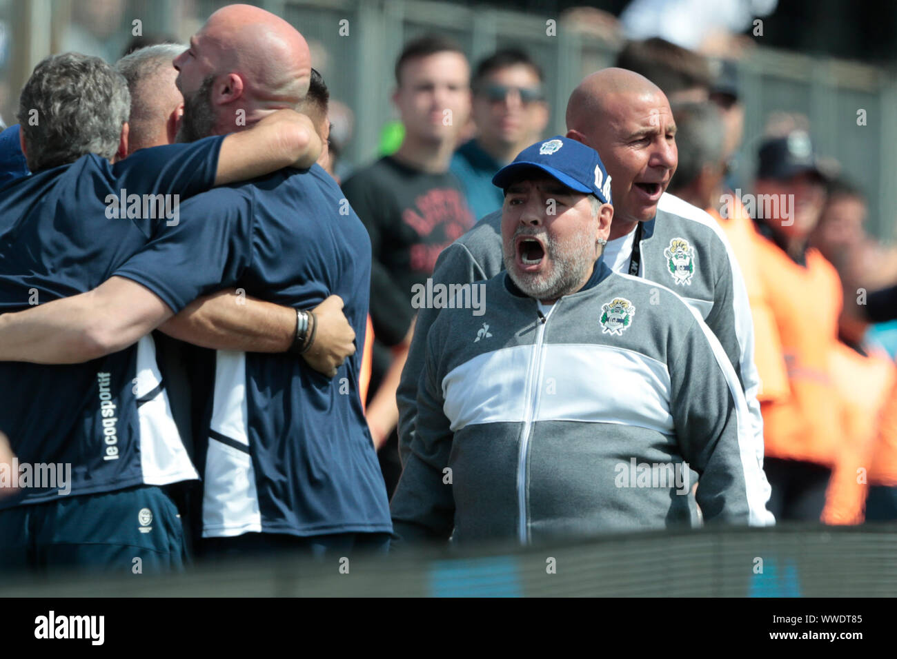 Buenos Aires, Argentinien. 15 Sep, 2019. Fußball Argentinien, Super League, Gimnasia y Esgrima La Plata-Racing Club in der Juan Carmelo Zerillo Stadion. Diego Maradona (2. von rechts), Trainer von Gimnasia y Esgrima La Plata, befindet sich auf der Seitenlinie. Credit: Gustavo Ortiz/dpa/Alamy leben Nachrichten Stockfoto