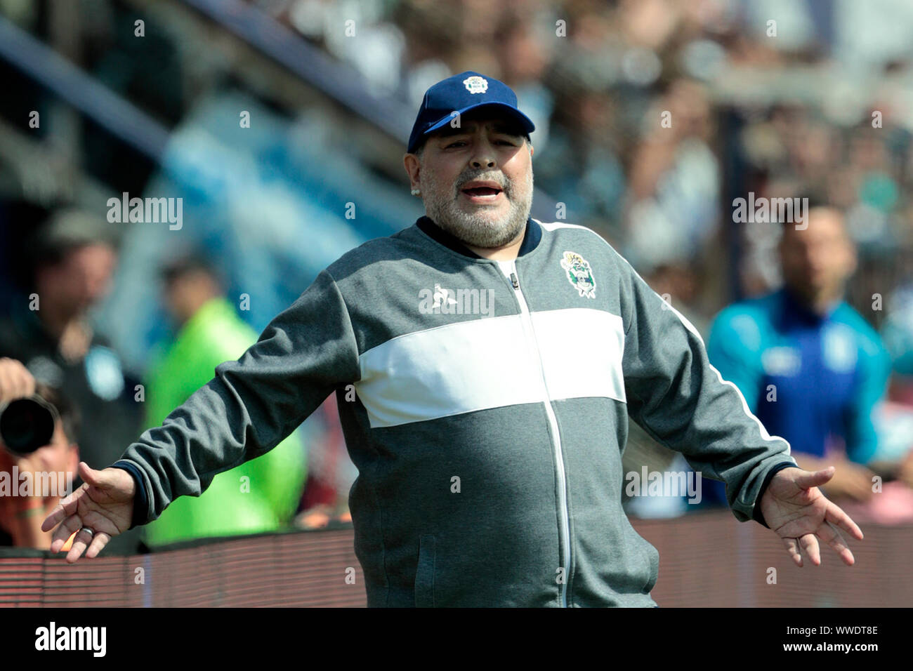 Buenos Aires, Argentinien. 15 Sep, 2019. Fußball Argentinien, Super League, Gimnasia y Esgrima La Plata-Racing Club in der Juan Carmelo Zerillo Stadion. Diego Maradona, Trainer der Gimnasia y Esgrima La Plata, befindet sich auf der Seitenlinie. Credit: Gustavo Ortiz/dpa/Alamy leben Nachrichten Stockfoto