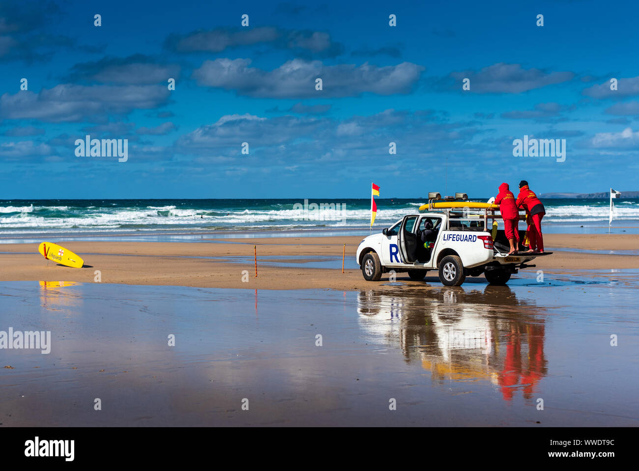 RNLI Rettungsschwimmer Cornwall - RNLI Strandschwimmer auf Patrouille in Nord Cornwall UK Stockfoto