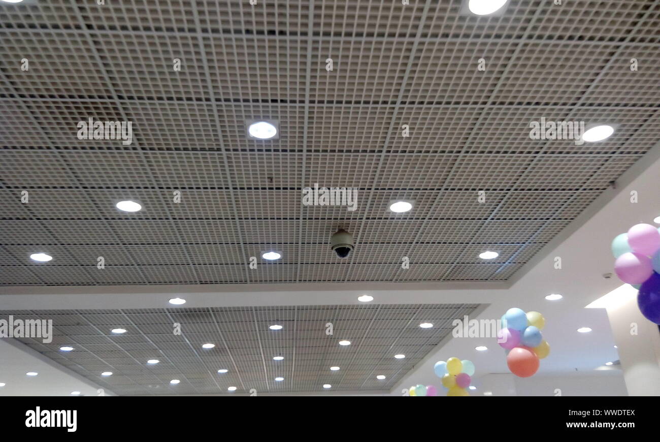 Perforierte Gitter Decke und weiß lackierten Gips Decke Gelenke für ein Ladengeschäft während Festival Verkauf und durch Hängen Luftballons dekoriert Stockfoto