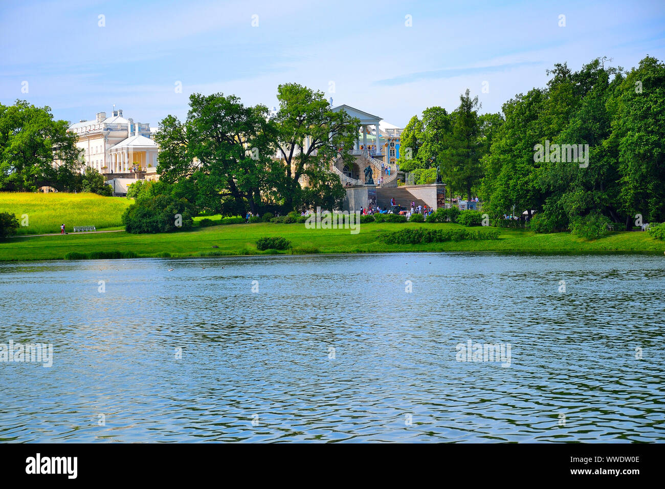 Tsarskoye Selo (Puschkin), St. Petersburg, Russland - 19. Juni 2019: Große Teich von Catherine Park. Anzeigen von Cameron Galerie auf der Bank - schöne Summe Stockfoto