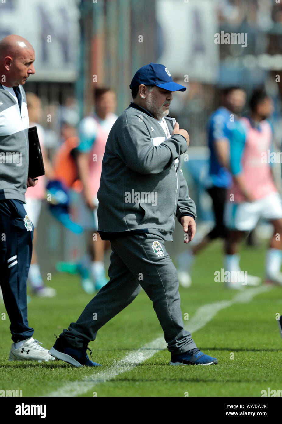 Buenos Aires, Argentinien. 15 Sep, 2019. Fußball Argentinien, Super League, Gimnasia y Esgrima La Plata-Racing Club in der Juan Carmelo Zerillo Stadion. Diego Maradona, Trainer der Gimnasia y Esgrima La Plata, überquert den Hof. Credit: Gustavo Ortiz/dpa/Alamy leben Nachrichten Stockfoto