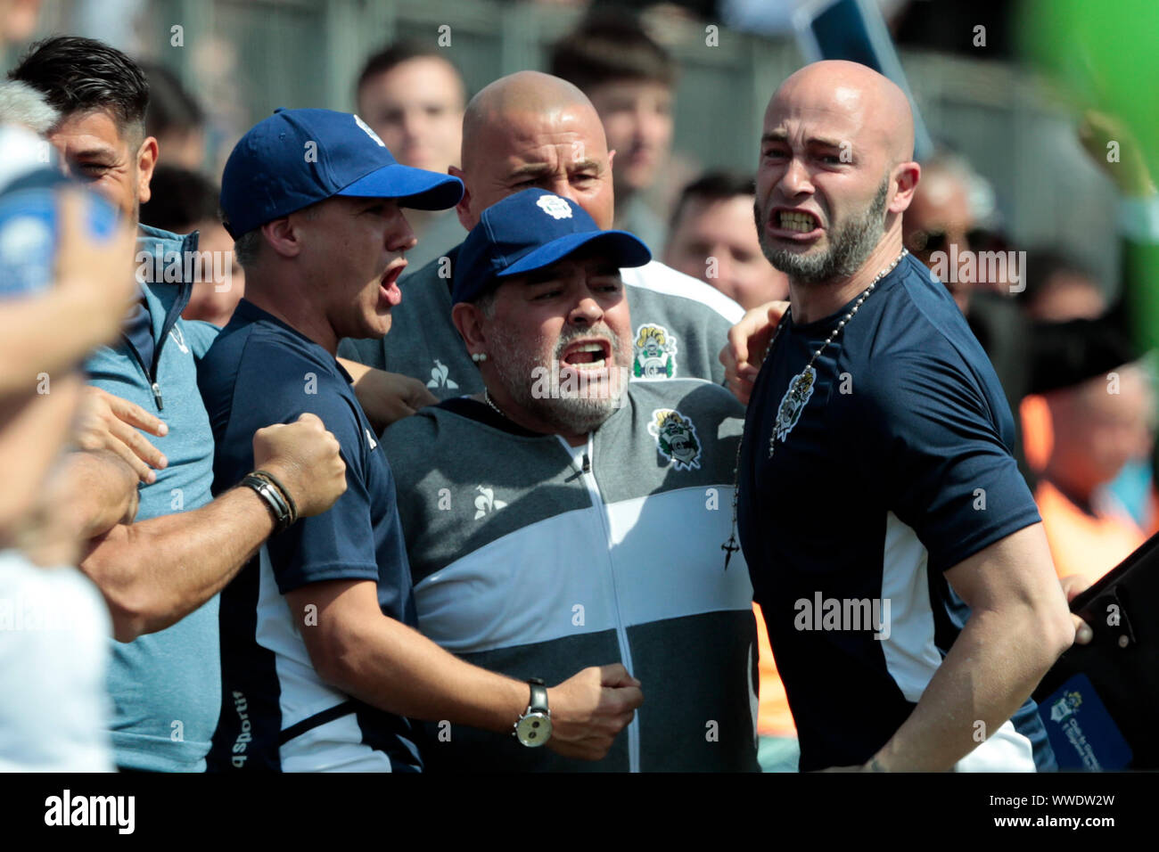 Buenos Aires, Argentinien. 15 Sep, 2019. Fußball Argentinien, Super League, Gimnasia y Esgrima La Plata-Racing Club in der Juan Carmelo Zerillo Stadion. Diego Maradona (M), Trainer von Gimnasia y Esgrima La Plata, befindet sich auf der Seitenlinie. Credit: Gustavo Ortiz/dpa/Alamy leben Nachrichten Stockfoto