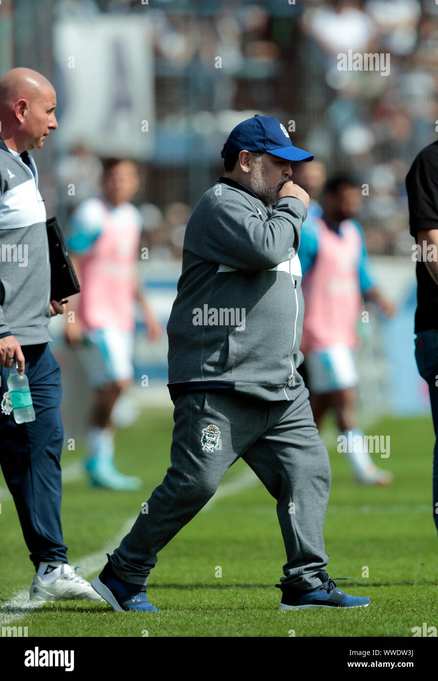 Buenos Aires, Argentinien. 15 Sep, 2019. Fußball Argentinien, Super League, Gimnasia y Esgrima La Plata-Racing Club in der Juan Carmelo Zerillo Stadion. Diego Maradona, Trainer der Gimnasia y Esgrima La Plata, überquert den Hof. Credit: Gustavo Ortiz/dpa/Alamy leben Nachrichten Stockfoto