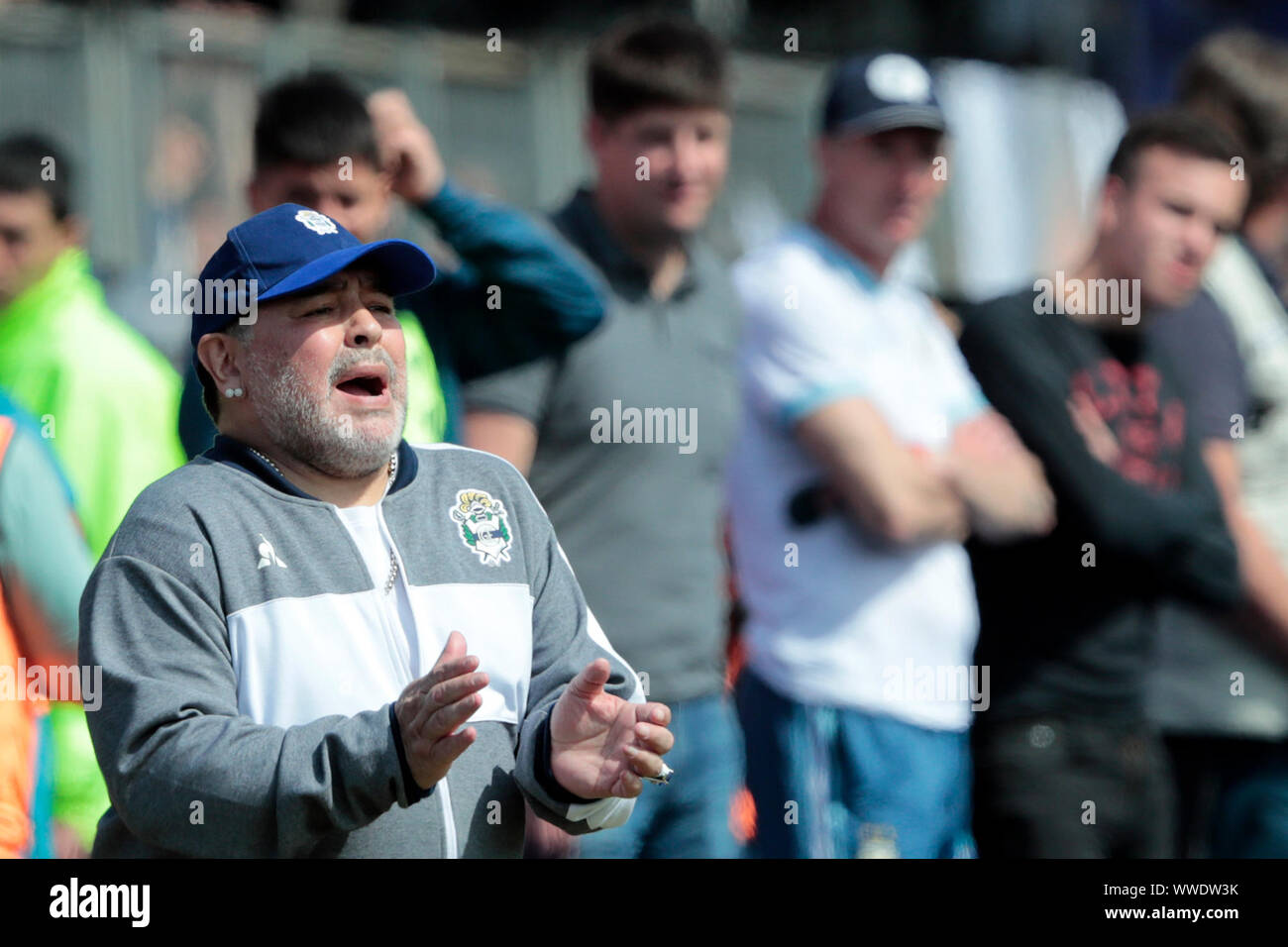Buenos Aires, Argentinien. 15 Sep, 2019. Fußball Argentinien, Super League, Gimnasia y Esgrima La Plata-Racing Club in der Juan Carmelo Zerillo Stadion. Diego Maradona, Trainer der Gimnasia y Esgrima La Plata, befindet sich auf der Seitenlinie. Credit: Gustavo Ortiz/dpa/Alamy leben Nachrichten Stockfoto
