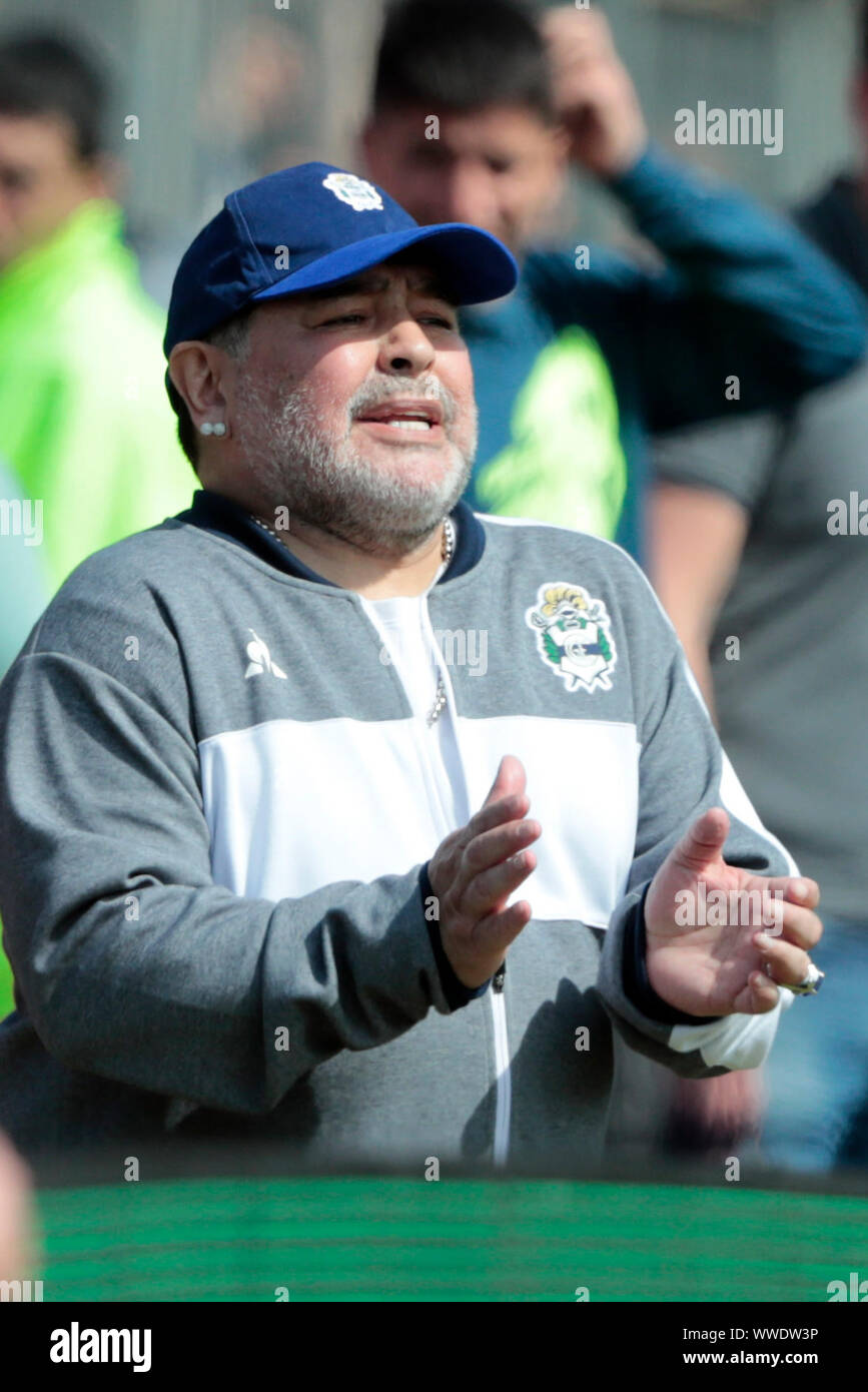Buenos Aires, Argentinien. 15 Sep, 2019. Fußball Argentinien, Super League, Gimnasia y Esgrima La Plata-Racing Club in der Juan Carmelo Zerillo Stadion. Diego Maradona, Trainer der Gimnasia y Esgrima La Plata, befindet sich auf der Seitenlinie. Credit: Gustavo Ortiz/dpa/Alamy leben Nachrichten Stockfoto