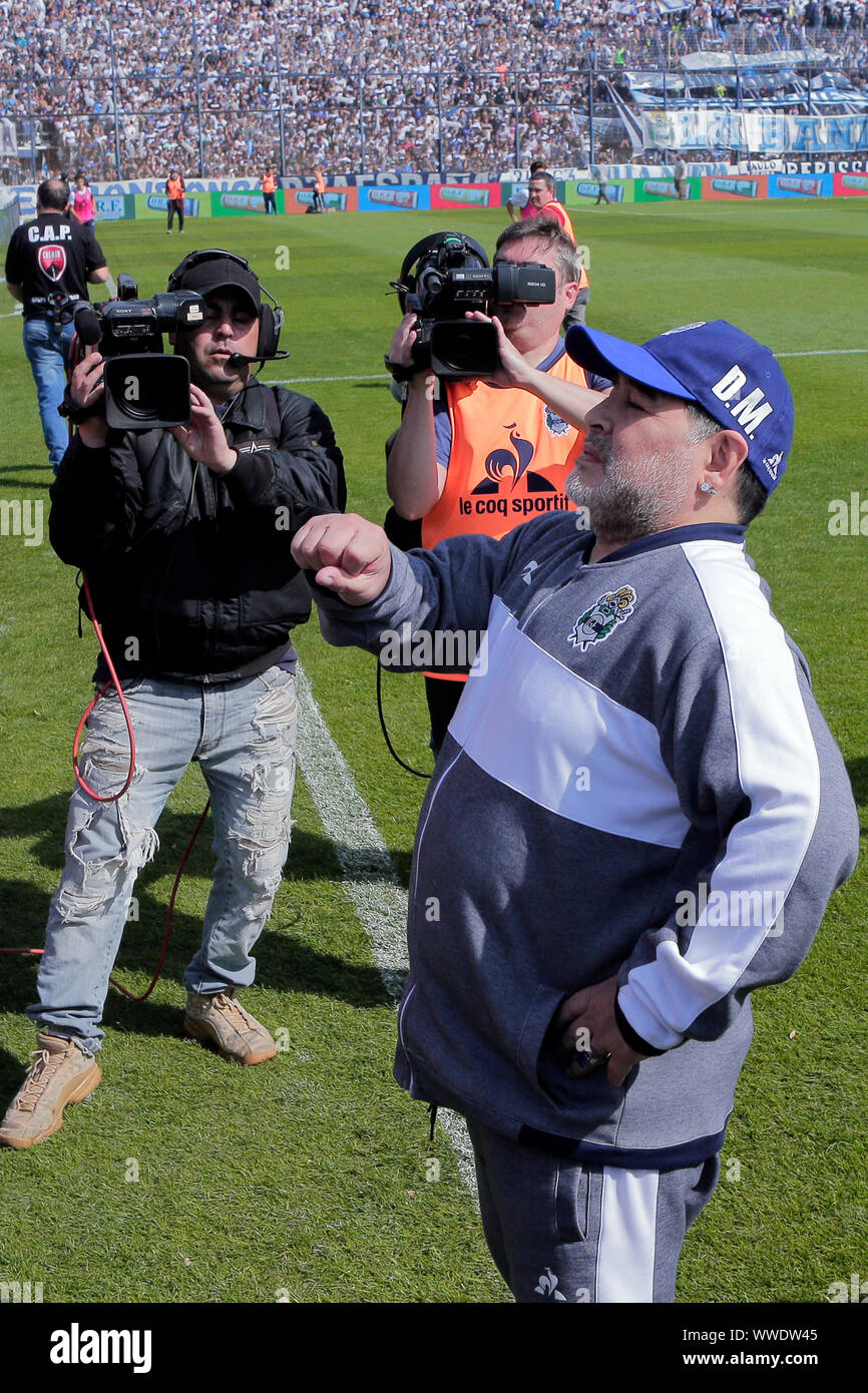Buenos Aires, Argentinien. 15 Sep, 2019. Fußball Argentinien, Super League, Gimnasia y Esgrima La Plata-Racing Club in der Juan Carmelo Zerillo Stadion. Diego Maradona (r), Trainer von Gimnasia y Esgrima La Plata, befindet sich auf der Seitenlinie. Credit: Gustavo Ortiz/dpa/Alamy leben Nachrichten Stockfoto