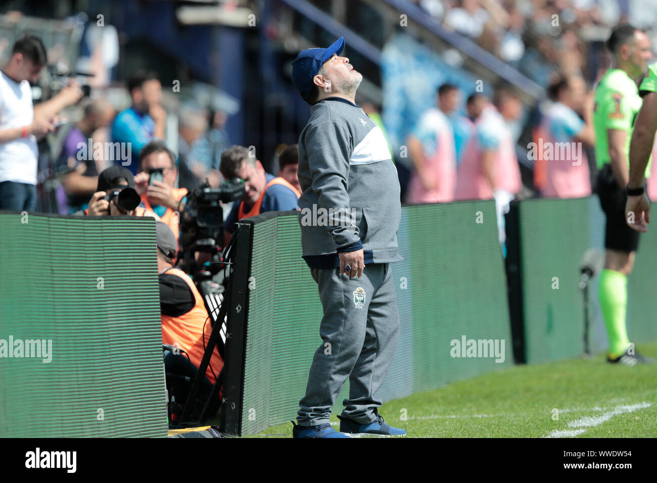 Buenos Aires, Argentinien. 15 Sep, 2019. Fußball Argentinien, Super League, Gimnasia y Esgrima La Plata-Racing Club in der Juan Carmelo Zerillo Stadion. Diego Maradona, Trainer der Gimnasia y Esgrima La Plata, befindet sich auf der Seitenlinie. Credit: Gustavo Ortiz/dpa/Alamy leben Nachrichten Stockfoto