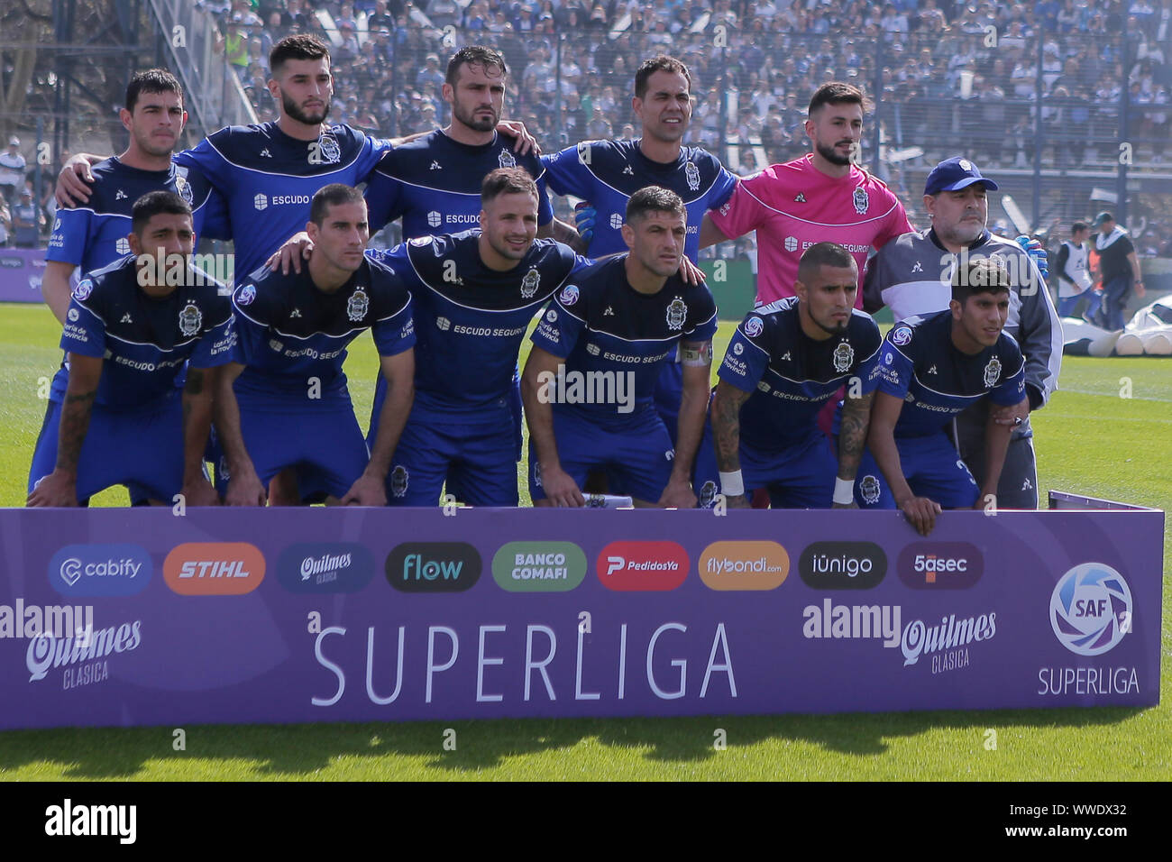 Buenos Aires, Argentinien. 15 Sep, 2019. Fußball Argentinien, Super League, Gimnasia y Esgrima La Plata-Racing Club in der Juan Carmelo Zerillo Stadion. Diego Maradona, Trainer der Gimnasia y Esgrima La Plata, (r) steht zusammen mit seinen Spielern für ein Foto des Teams. Credit: Gustavo Ortiz/dpa/Alamy leben Nachrichten Stockfoto