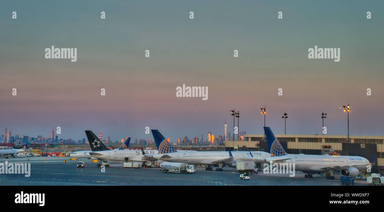 Flugzeuge landen am Flughafen Newark Landebahn, New York Stockfoto