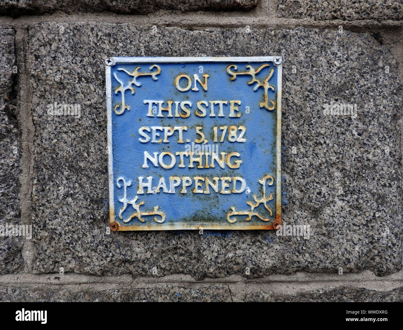 Humorvoller historischen Blau Gedenktafel zur Erinnerung an Nichts - auf einem Gebäude in Dalbeattie, Dumfries and Galloway, Schottland Stockfoto