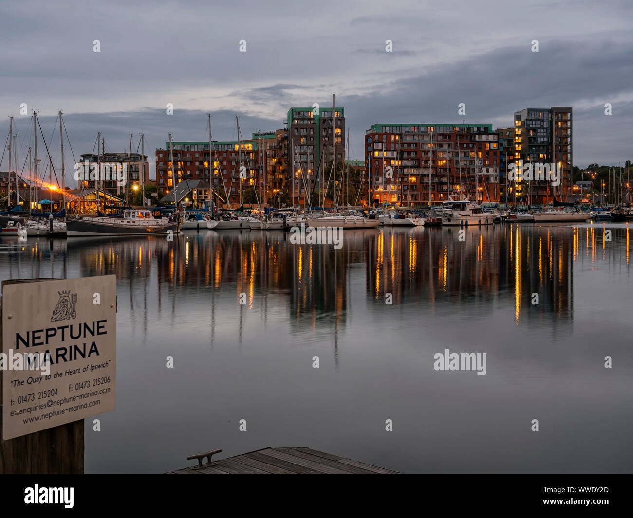 IPSWICH, SUFFOLK, Großbritannien - 11. AUGUST 2018: Blick auf den neu erbauten Yachthafen Waterfront bei Nacht Stockfoto