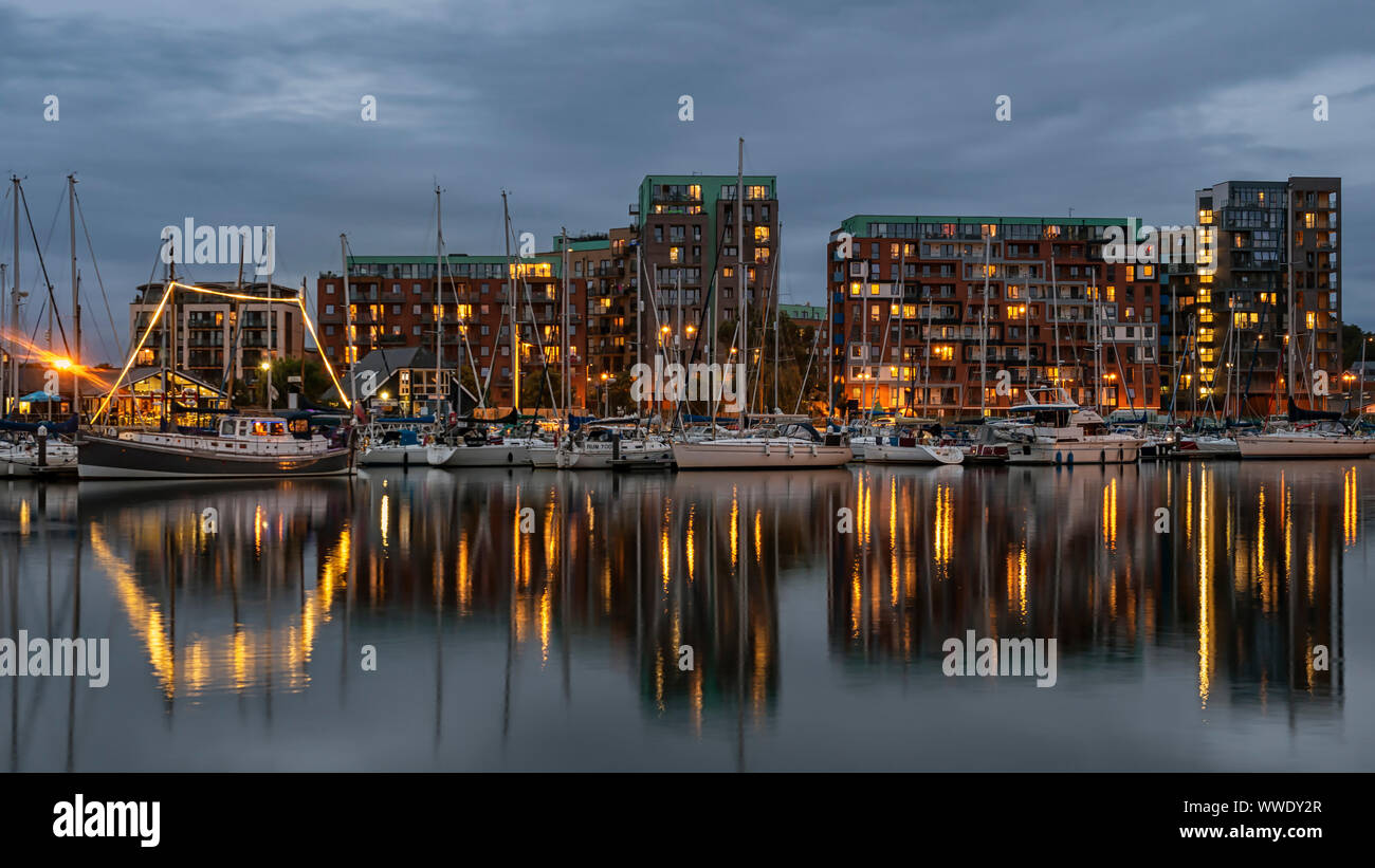 IPSWICH, SUFFOLK, Großbritannien - 11. AUGUST 2018: Die Waterfront Marina bei Nacht mit Reflexion Stockfoto