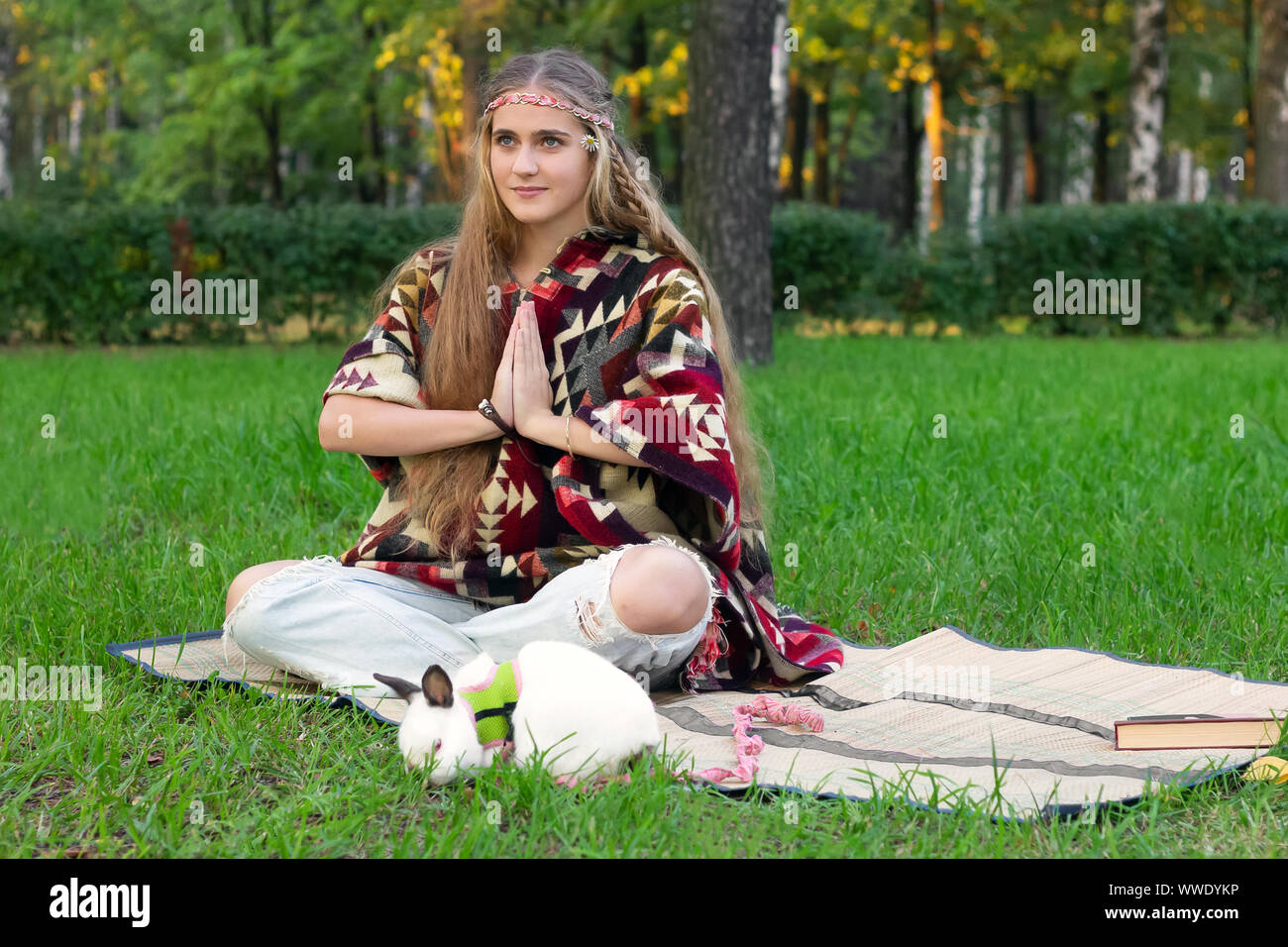 Hippie girl Meditation Yoga im Park Jahrgang Kaninchen pet Stockfoto