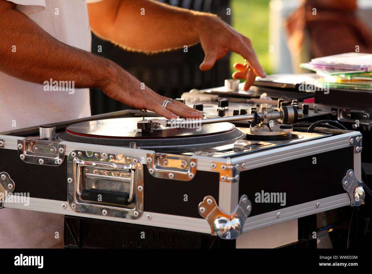 Plattenspieler, Hand der Dj auf dem vinyl Records auf der Venice Beach. Kalifornien, USA Stockfoto