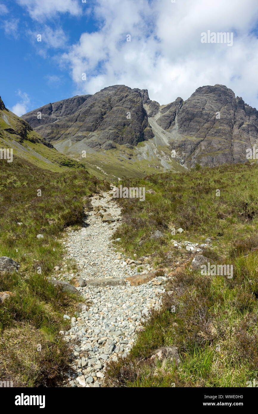 Rauen pfad/Mountain Trail führt zu Blaven und Clach Glas in der Black Cuillin Berge auf der Insel Skye, Schottland, Großbritannien Stockfoto