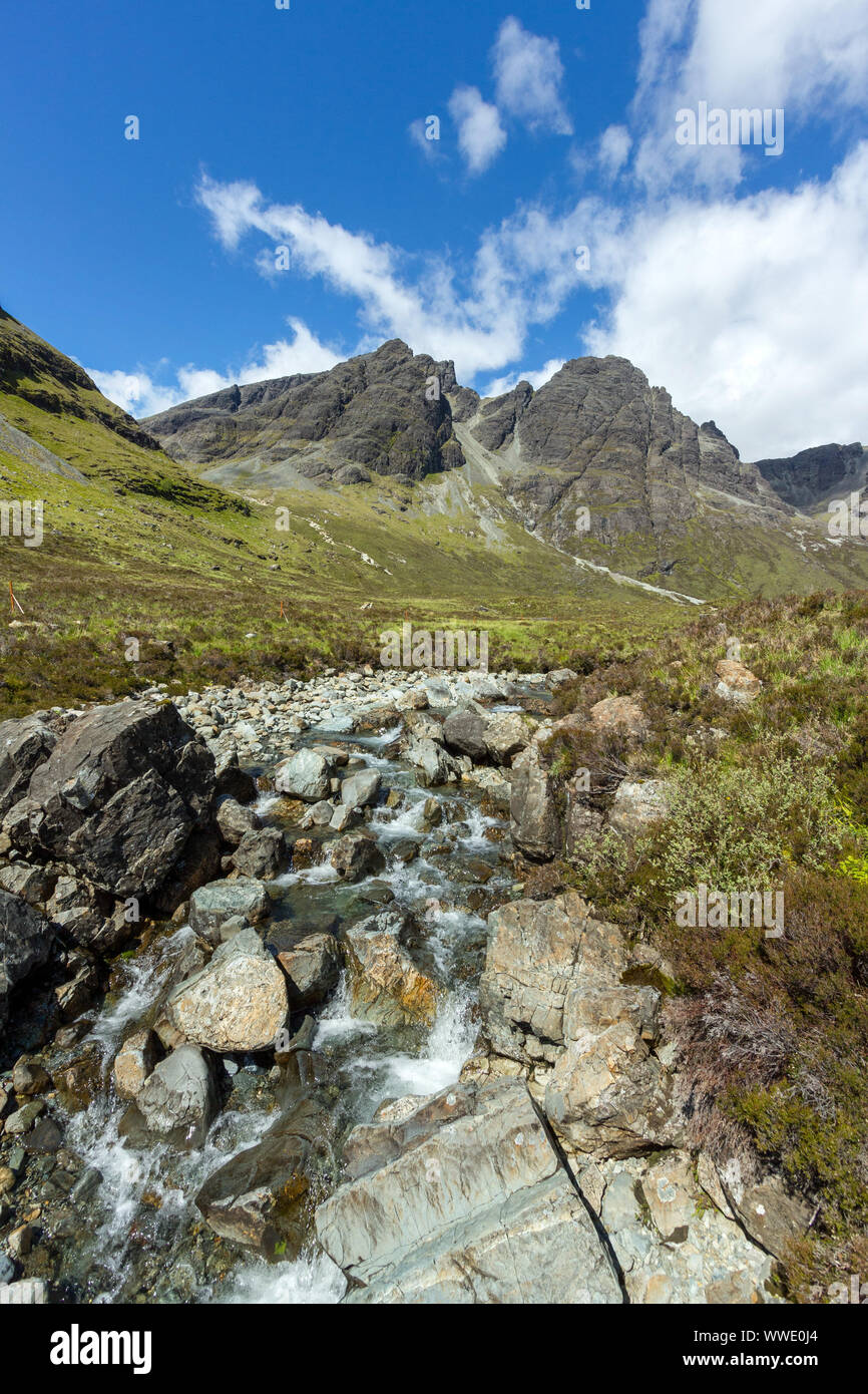 Mountain Stream Allt Na Dunaiche unter Blaven und Clach Glas in Black Cuillin Berge, Isle Of Skye, Schottland, Großbritannien Stockfoto