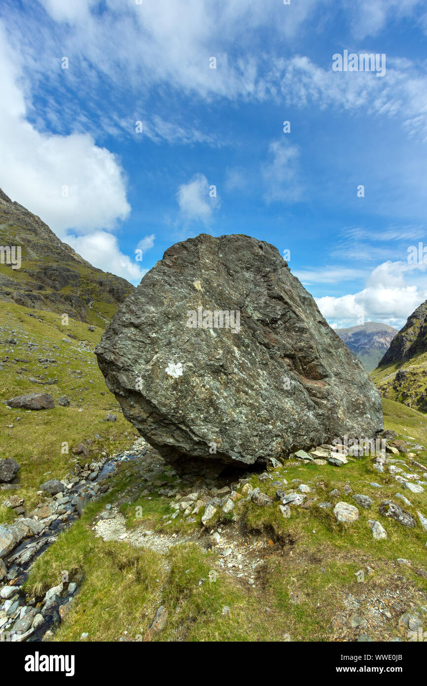 Riesiger gefallenen Felsblock, Fionna Choire, Blaven, Isle Of Skye, Schottland, UK Stockfoto