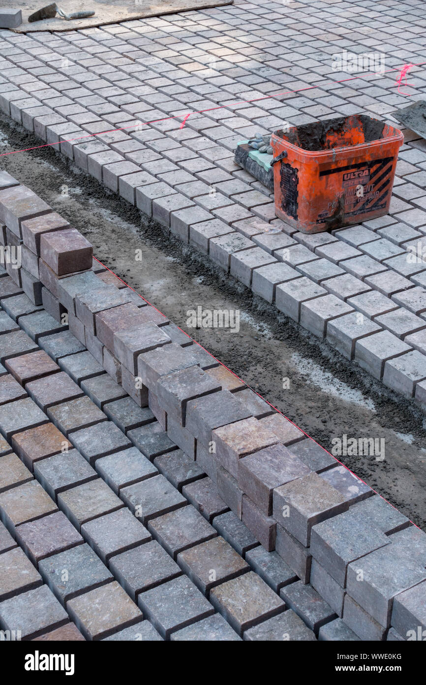 Reihen von neuen Block fertiger Pflaster in der Fußgängerzone von Stadtzentrum von Leicester, England, Großbritannien Stockfoto