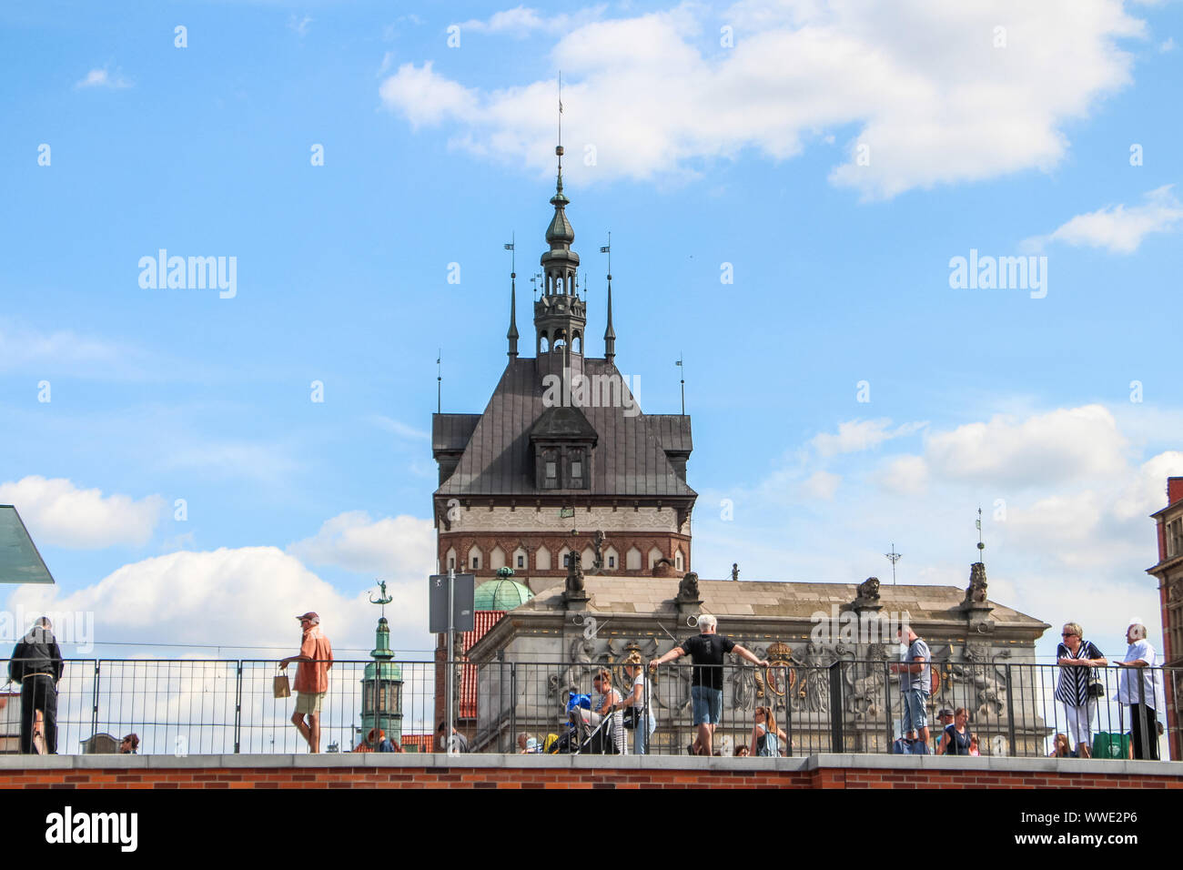 Allgemeine Ansicht der Altstadt mit Porta Alta (Brama Wyzynna ist in Danzig, Polen gesehen am 15. August 2019 Stockfoto