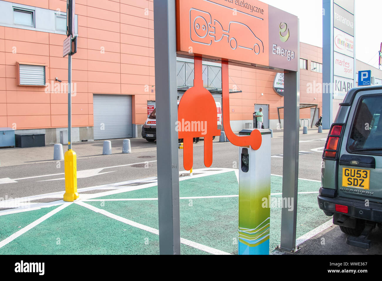 Energa Elektroautos Ladestation vor Auchan Einkaufszentrum ist in Danzig, Polen am 20. August 2019 Energa energetische Unternehmen plant, 100 EV Ladegeräte bis 2022 bauen. Einige von Ihnen werden so konzipiert sein schnelles Aufladen der Autos zu ermöglichen. Das Unternehmen hat jetzt 11 Ladestationen in Polen. © Michal Fludra/Alamy leben Nachrichten Stockfoto