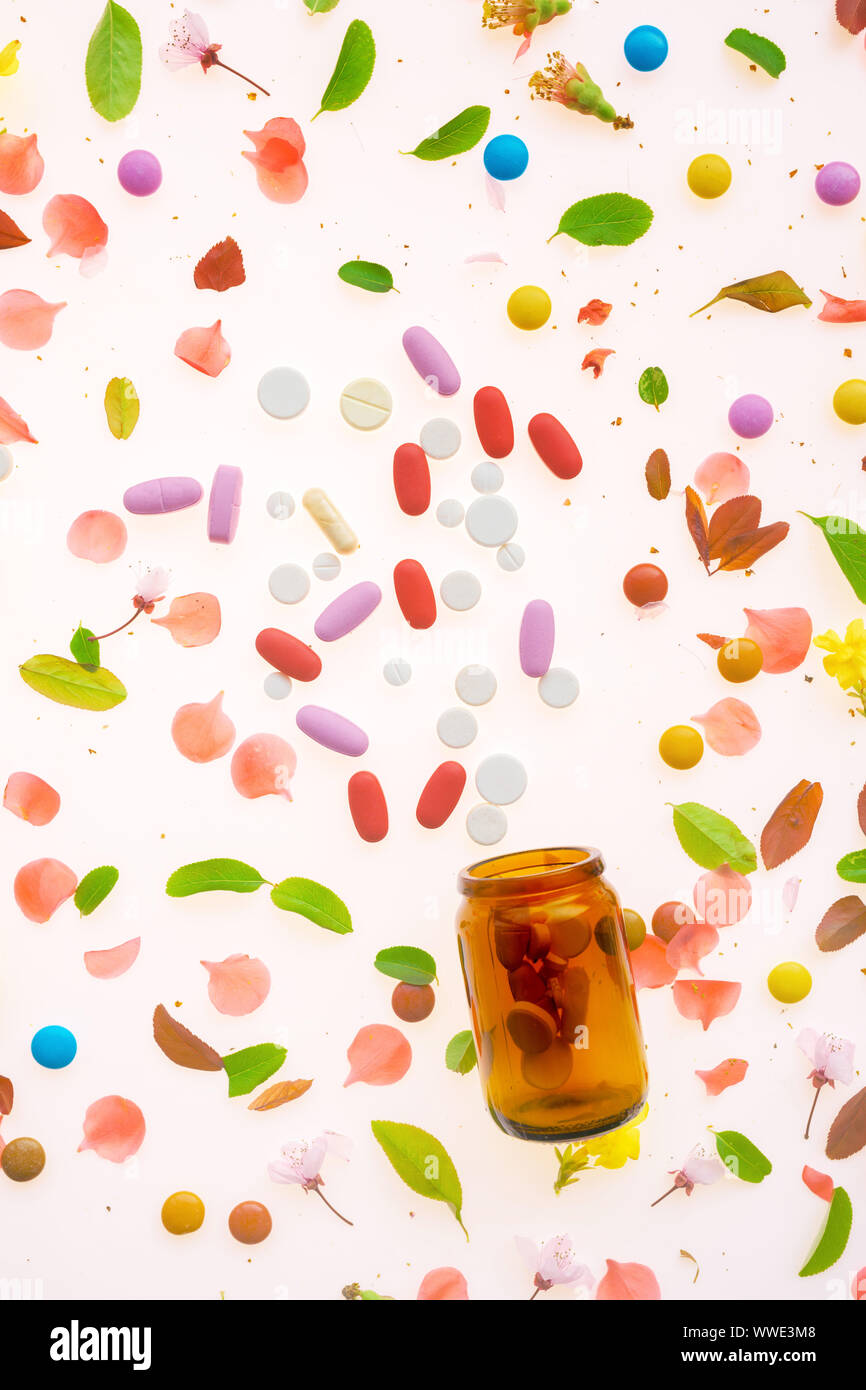 Drogen konzeptionelle Flache Ansicht verschiedener Medikamente auf farbigen Hintergrund legen Stockfoto