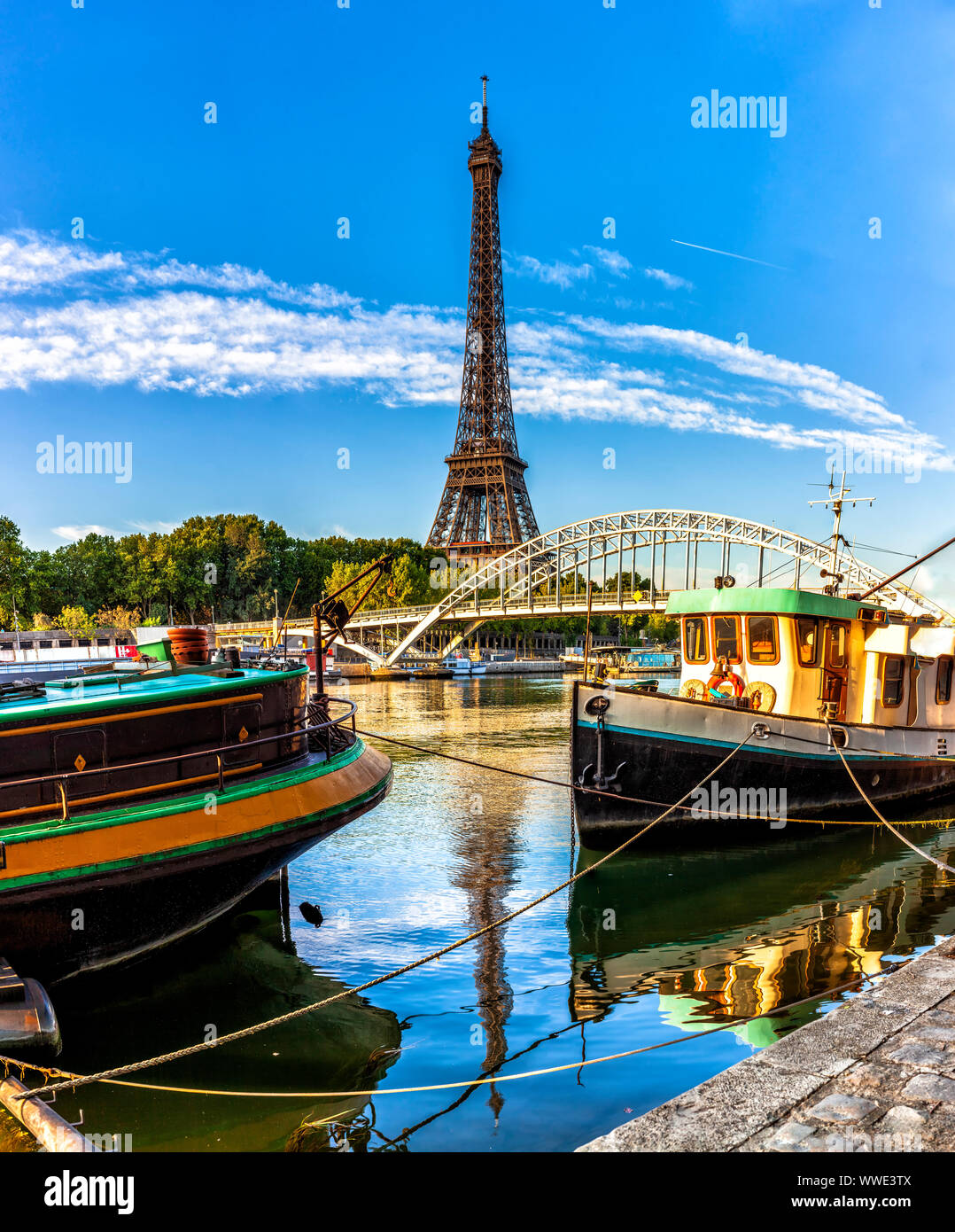 Zwei Boote in der Nähe von Eiffelturm in Paris, Frankreich Stockfoto