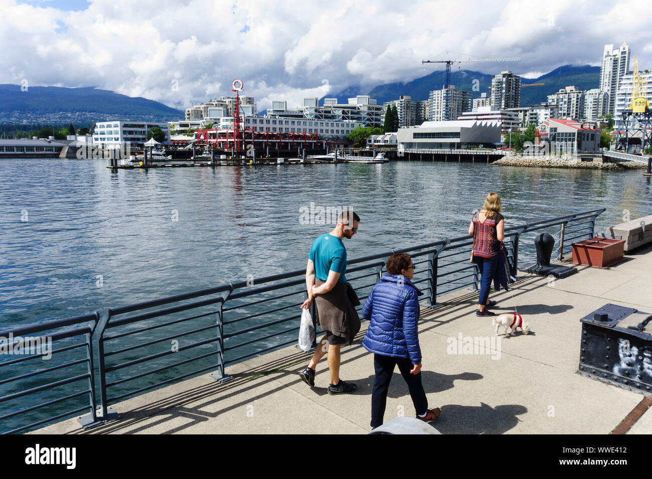 Menschen flanieren durch die Burrard Dry Dock Pier am historischen Werften, Lonsdale Waterfront, North Vancouver, BC, Kanada Stockfoto