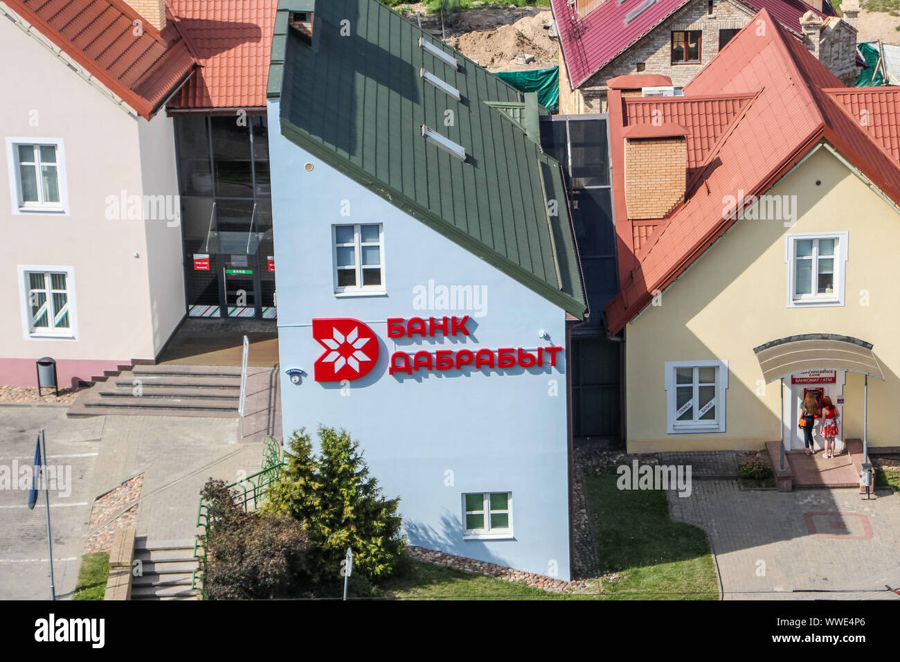 Bank Dabrabyt Logo auf Bank Gebäude ist in Grodno, Weißrussland gesehen am 30. August 2019 Bank Dabrabyt ist eine staatliche Bank. Die von der Nationalbank der Republik Belarus gehört (99,75 %) und Paritetbank (0,25 %). Bank Dabrabyt ist die Rechtsnachfolgerin der Bank Moscow-Minsk, nach dem Rebranding © Michal Fludra/Alamy leben Nachrichten Stockfoto